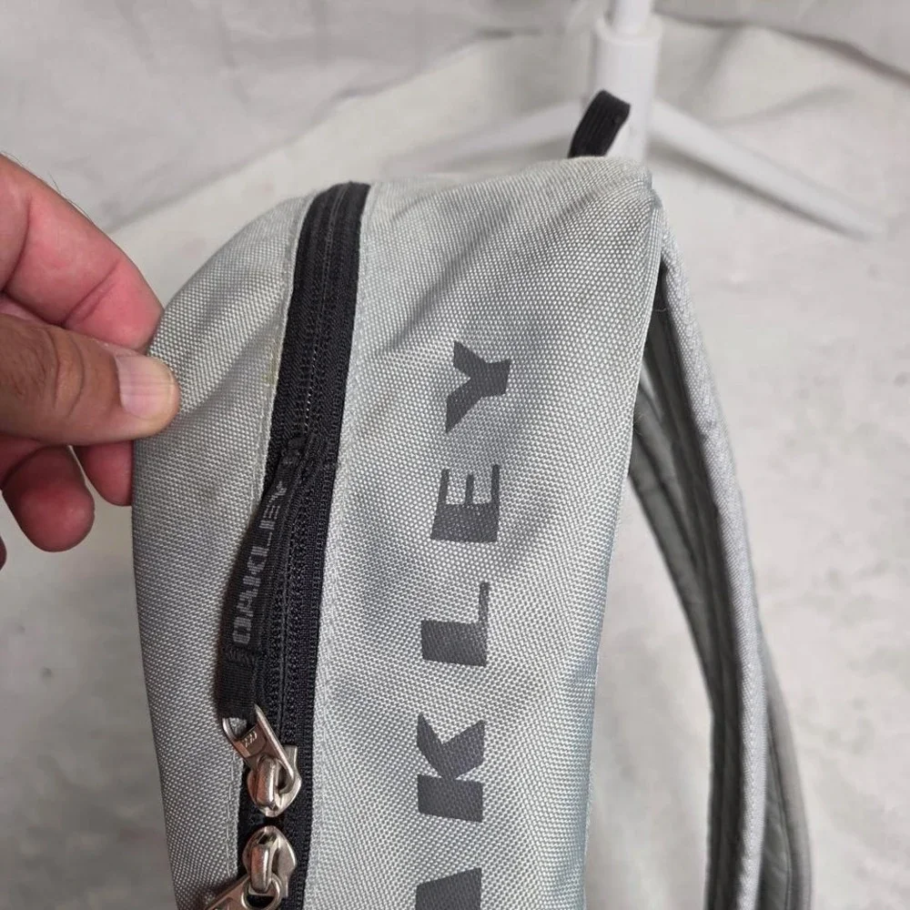 2013 Oakley 3 Pocket Tactical Backpack Gray 20x15x7‎